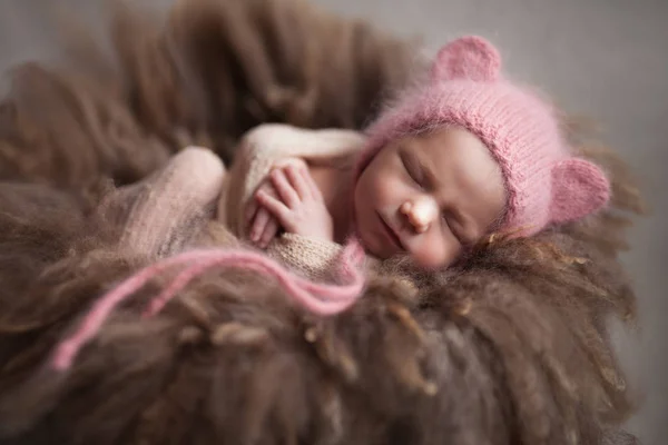 Primo piano neonata che dorme sullo sfondo. Concetto neonato e materno — Foto Stock