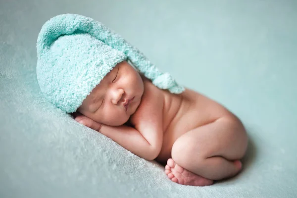 Bayi laki-laki asia yang baru lahir tidur di latar belakang biru Stok Foto