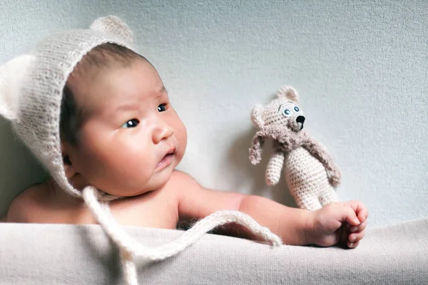 Neugeborenes baby asiatisch junge schlafen bei blue hintergrund lizenzfreie Stockfotos