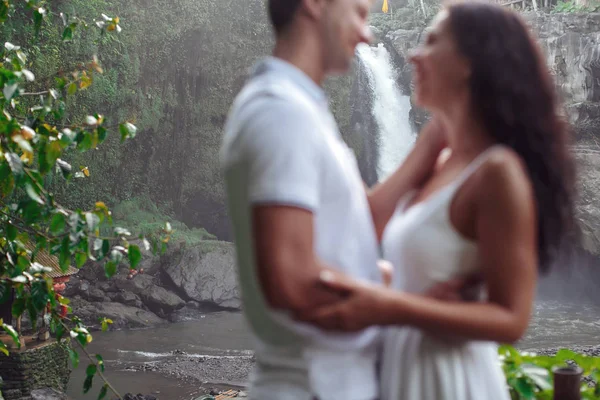 Sexy pareja viajando en Bali, Ubud cerca de una gran cascada Fotos de stock