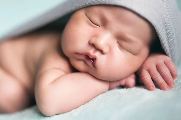 Bayi laki-laki asia yang baru lahir tidur di latar belakang biru — Stok Foto