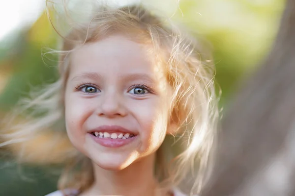 Retrato de verano al aire libre de hermoso niño feliz —  Fotos de Stock