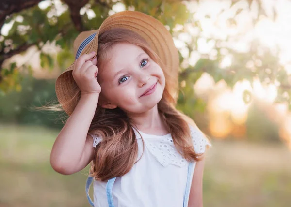 아름 다운 행복 한 어린이의 여름 야외 초상화 — 스톡 사진