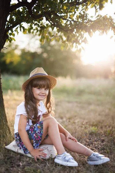 美しい幸せな子の夏の屋外のポートレート — ストック写真