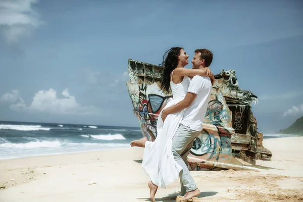 Joyeux couple marchant sur la plage, voyageant à Bali . — Photo