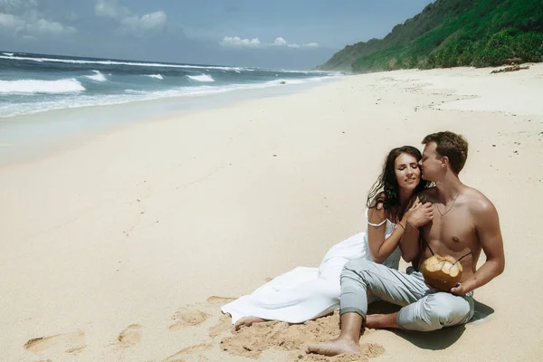 Joyeux couple marchant sur la plage, voyageant à Bali . — Photo
