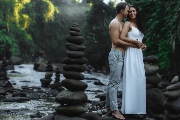 Sexy pareja viajando en Bali, Ubud cerca de una gran cascada Imagen de archivo