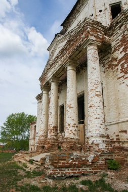 Eski terk edilmiş bir kilisenin sütunları