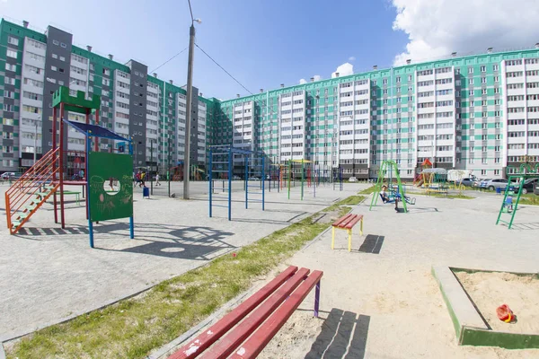 Modern konut kompleksi, çok katlı bina oyun alanı