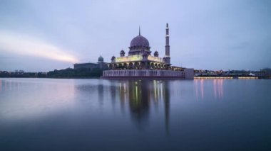 Zaman atlamalı 4k görüntüleri güzel dramatik gün batımı gün gece, Putrajaya Camii su yansıması ile için.