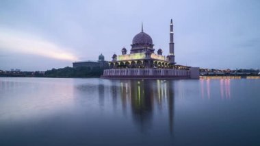 Zaman atlamalı 4k görüntüleri güzel dramatik gün batımı gün gece, Putrajaya Camii su yansıması ile için. Sağa çevir