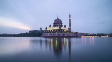 Zaman atlamalı 4k görüntüleri güzel dramatik gün batımı gün gece, Putrajaya Camii su yansıması ile için. Aşağı eğimli