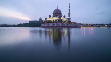 Zaman atlamalı 4k görüntüleri güzel dramatik gün batımı gün gece, Putrajaya Camii su yansıması ile için. Yukarı eğimli