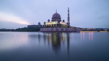 Zaman atlamalı 4k görüntüleri güzel dramatik gün batımı gün gece, Putrajaya Camii su yansıması ile için. Vınlamak dışarı
