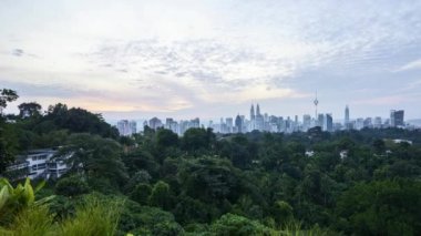 Sunrise Kuala Lumpur şehir manzarası ufku üzerinden 4 k zaman atlamalı. Sağa çevir