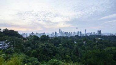 Sunrise Kuala Lumpur şehir manzarası ufku üzerinden 4 k zaman atlamalı. Pan sol