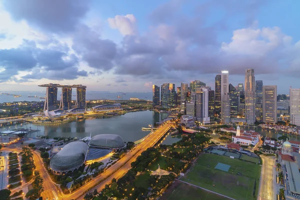 Gündoğumu sırasında Marina bay, Singapur simgesel yapı şehir manzarası.