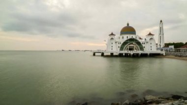 Zaman atlamalı 4 k güzel günbatımı görüntüleri gün gece, Malacca Straits Camii yüzen veya Mescid Selat Melaka dramatik bulutlu gökyüzü ile. Sağa çevir