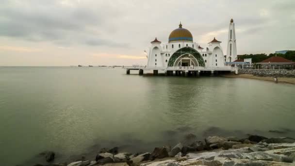 在马六甲海峡漂浮的清真寺 或海峡的清真寺 马六甲的壮观多云的天空 时间流逝4K 画面美丽的日落天 向上倾斜 — 图库视频影像