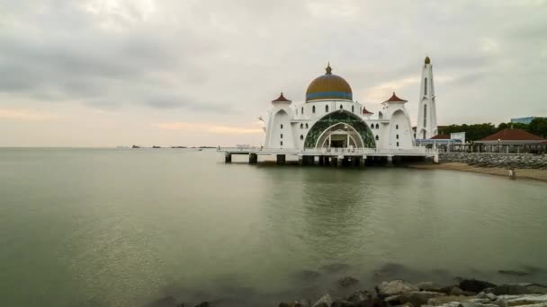 在马六甲海峡漂浮的清真寺 或海峡的清真寺 马六甲的壮观多云的天空 时间流逝4K 画面美丽的日落天 — 图库视频影像