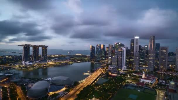 シンガポール マリーナ ベイでの日の出シーンの Uhd 時間経過下に傾ける — ストック動画