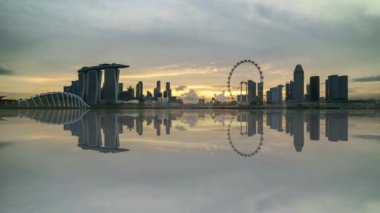 4 k Uhd zaman atlamalı Marina Bay Singapur şehir manzarası yansıma etkisi ile güzel günbatımı. 