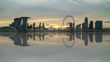 4 k Uhd zaman atlamalı Marina Bay Singapur şehir manzarası yansıma etkisi ile güzel günbatımı. Pan sol