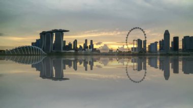 4 k Uhd zaman atlamalı Marina Bay Singapur şehir manzarası yansıma etkisi ile güzel günbatımı. Sağa çevir
