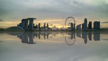 4 k Uhd zaman atlamalı Marina Bay Singapur şehir manzarası yansıma etkisi ile güzel günbatımı. Yakınlaştır