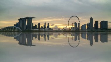 4 k Uhd zaman atlamalı Marina Bay Singapur şehir manzarası yansıma etkisi ile güzel günbatımı. Vınlamak dışarı