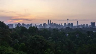 Sunrise Kuala Lumpur şehir manzarası ufku üzerinden 4 k zaman atlamalı. Pan sol