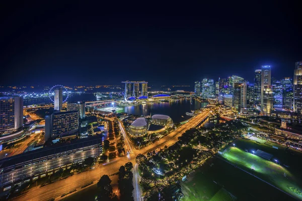 位于新加坡城市天际线的滨海湾夜景 — 图库照片