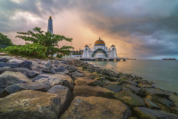 Görkemli Camii, Malacca Straits yüzen Camisi (Mescid Selat Melaka üzerinde güzel gündoğumu).