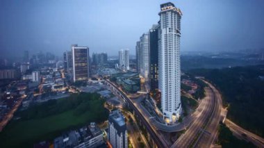 Kuala Lumpur şehir manzarası güneş doğarken. 