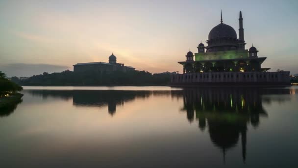Time Lapse Footage Beautiful Dramatic Sunrise Putrajaya Mosque Reflection Water — Stock Video