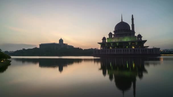 Time Lapse Footage Beautiful Dramatic Sunrise Putrajaya Mosque Reflection Water — Stock Video