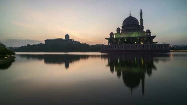 時間の経過 映像の美しい劇的な日の出でプトラジャヤ モスク 水に反射します ズームインします — ストック動画