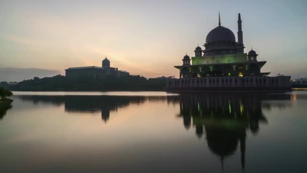 Time Lapse Footage Beautiful Dramatic Sunrise Putrajaya Mosque Reflection Water — Stock Video
