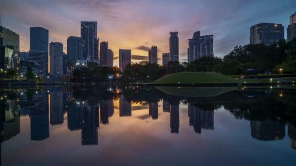 Lapso Tiempo Del Amanecer Horizonte Ciudad Kuala Lumpur Con Reflexión — Vídeo de stock