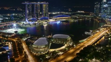 Marina Bay Singapur gece sahne zaman atlamalı. Sağa çevir