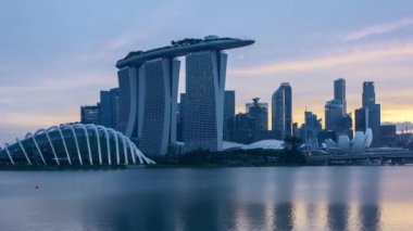 Zaman atlamalı gün gece günbatımı Singapur için. Sağa çevir