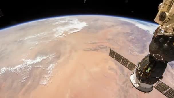 Planète Terre tournante vue de la Station Spatiale Internationale, Time Lapse 4K. Images reproduites avec l'aimable autorisation du NASA Johnson Space Center. Zoom arrière 