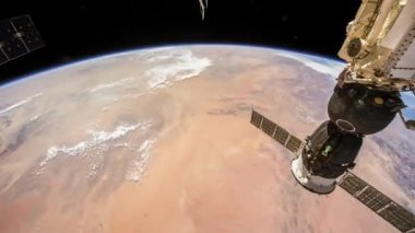 Uluslararası Uzay İstasyonu, zaman atlamalı 4 k görüldüğü gibi Dünya gezegeni döner. Görüntüleri nezaket Nasa Johnson Uzay Merkezi. 