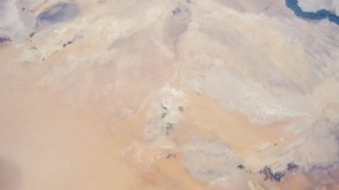 Planet Earth ile Sahra Çölü, Uluslararası Uzay İstasyonu üzerinden görüldüğü gibi döner. Zaman atlamalı 4k. Görüntüleri Nasa Johnson Uzay Merkezi nezaket. Yakınlaştır