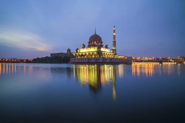 Bezaubernder Sonnenaufgang Der Putra Moschee Putrajaya Mit Perfektem Spiegelbild Stockbild