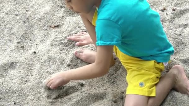 Slow Motion Film Asien Melayu Malaysiska Pojke Spela Sand Strand — Stockvideo