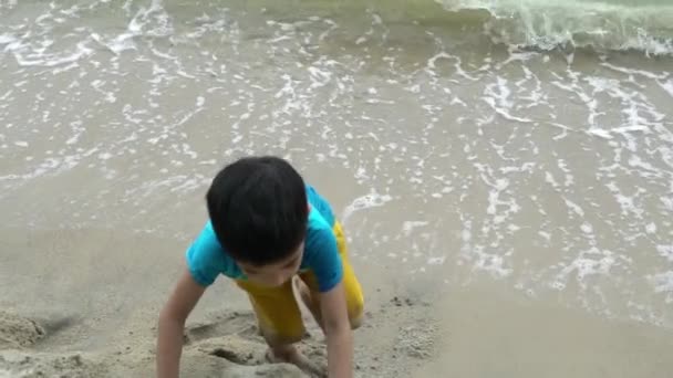 Slow Motion Film Asien Melayu Malaysiska Pojke Spela Sand Strand — Stockvideo