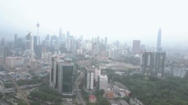 Kuala Lumpur, Malezya - Ağustos 18, 2018:4 k sinematik kurulması sırasında açık yanma Kalimantan ve yerel üzerinden sever haze Kuala Lumpur şehir manzarası kadeh robot.