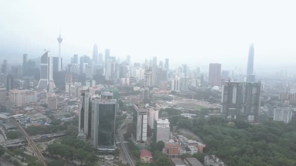 吉隆坡 马来西亚 2018年8月18日 建立的电影无人机拍摄吉隆坡城市天际线期间 从开放燃烧在加里曼丹和当地的烟雾 — 图库视频影像