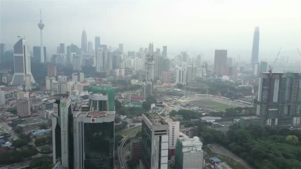 吉隆坡 马来西亚 2018年8月18日 建立的电影无人机拍摄吉隆坡城市天际线期间 从开放燃烧在加里曼丹和当地的烟雾 — 图库视频影像